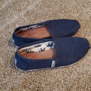 Tom's size 6 wide shoes